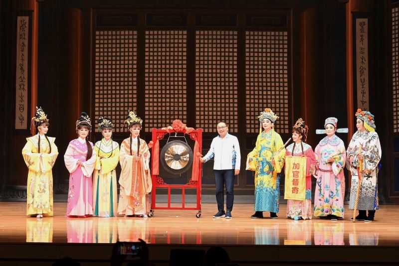 敬老獻藝唱出情義 新北府會攜手演《金殿抗婚》 11 《圖說》115年度「新北市敬老獻藝歌仔戲」,由市府局處首長及市議員同台演出全新戲碼《金殿抗婚》。〈新聞局提供〉