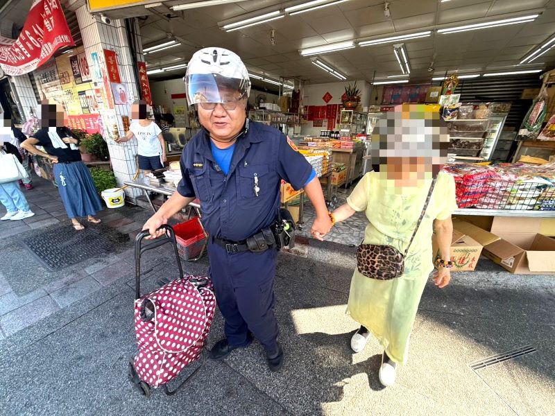 《圖說》員警確認陳婦身分後帶回派出所休息。〈三重分局提供〉