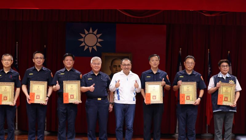 《圖說》市長侯友宜於治安會報頒獎表揚115年第2波掃黑行動績優單位，左四警察局長方仰寧。〈警察局提供〉