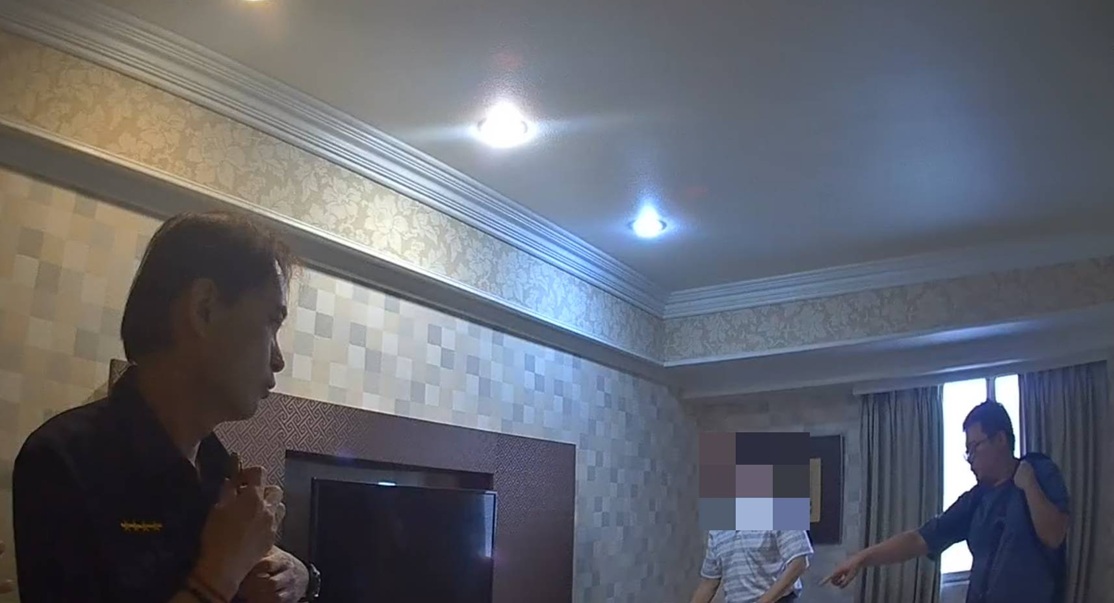 ▲圖說:王姓老翁遭到假檢警詐騙,帶5本存摺到飯店配合辦案,公益所警員接獲其妻子報案,趕往飯店攔阻 (圖/台中市政府 提供)