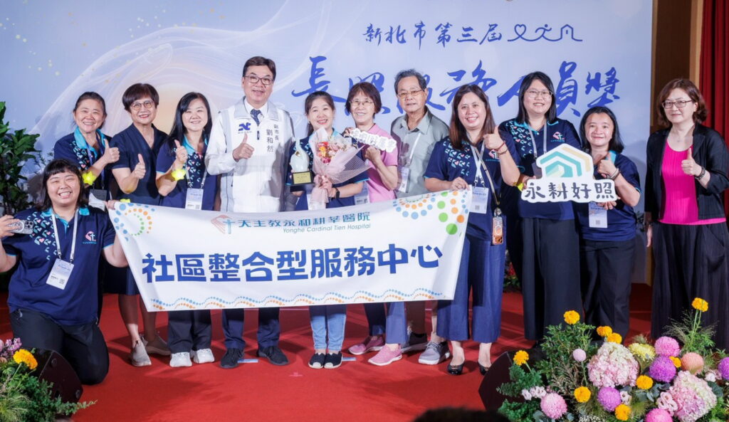 新北第三屆長照服務人員共52名(組)獲得表揚 肯定第一線長照夥伴專業與奉獻 55 0813004
