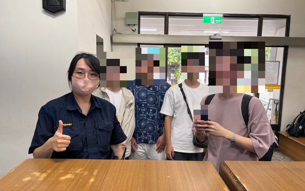 ▲圖說:民權派出所員警調閱多支監視影像,並仔細搜尋道路兩側及人行道,終於尋獲王姓男大生遺失的手機 (圖/台中市政府 提供)