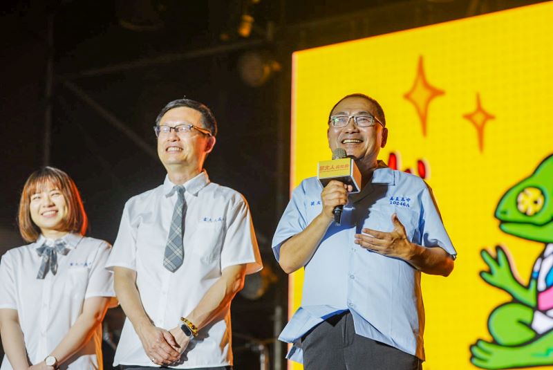 「當大人高校祭」變身青春派對 萬人同樂嗨翻市民廣場 62 《圖說》新北市首度舉辦「當大人高校祭」,不只是一場演唱會,更把舞臺真正交給年輕人,右起市長侯友宜、教育局長張明文、新聞局長李利貞。〈教育局提供〉