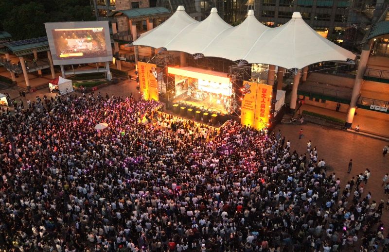 「當大人高校祭」變身青春派對 萬人同樂嗨翻市民廣場 63 《圖說》新北當大人高校祭吸引上萬人次。〈教育局提供〉