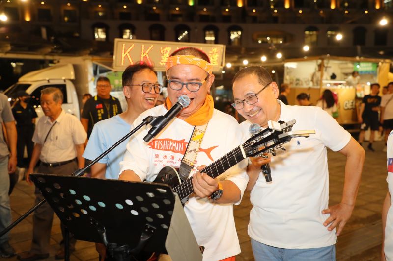 樂團接力嗨翻夏夜 淡水河畔化身夏日音樂舞台 50 《圖說》市長侯友宜今日親自到場參與淡水場活動,與主持人互動,一同感受河海音樂季的熱烈氣氛,左一觀旅局長楊宗珉。〈觀旅局提供〉