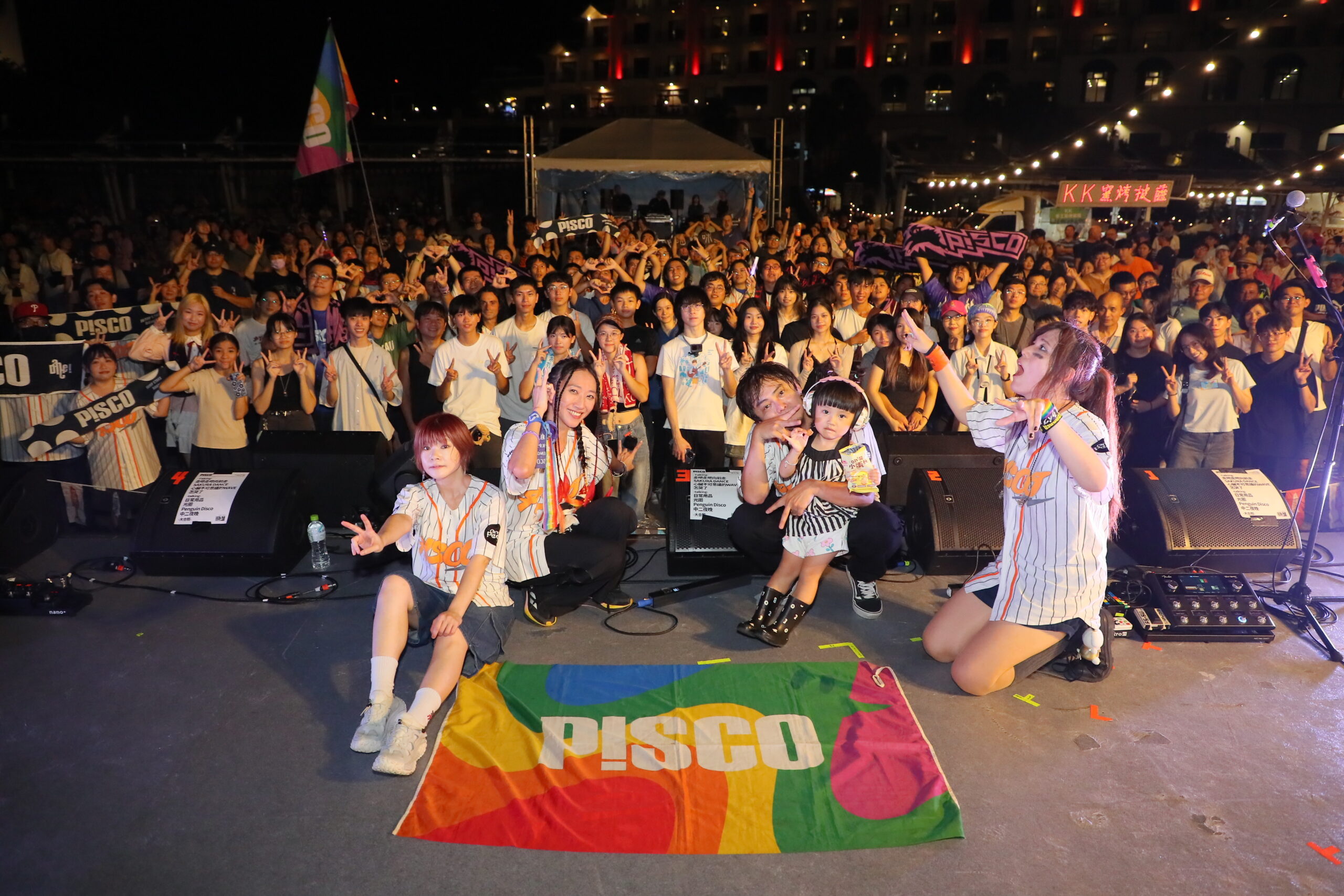 樂團接力嗨翻夏夜 淡水河畔化身夏日音樂舞台 51 《圖說》P!SCO」以極具感染力的跳舞搖滾帶動全場觀眾盡情跟著音樂跳躍,將現場氣氛推向高峰。〈觀旅局提供〉