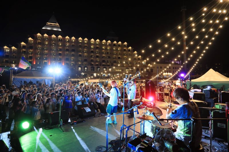 樂團接力嗨翻夏夜 淡水河畔化身夏日音樂舞台 53 《圖說》2026新北市河海音樂季延續八里場與貢寮場活動熱潮,今日於淡水漁人舞臺舉辦淡水場,吸引眾多樂迷到場參與!〈觀旅局提供〉