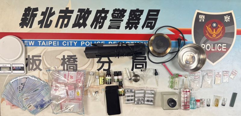毒品分裝廠藏身巷弄 板橋警拂曉出擊起獲水雷、製毒器具 45 《圖說》板橋警現場查獲大批毒品、分裝器具,現場另起獲疑似槍砲彈藥管制物品水雷12顆。〈板橋分局提供〉