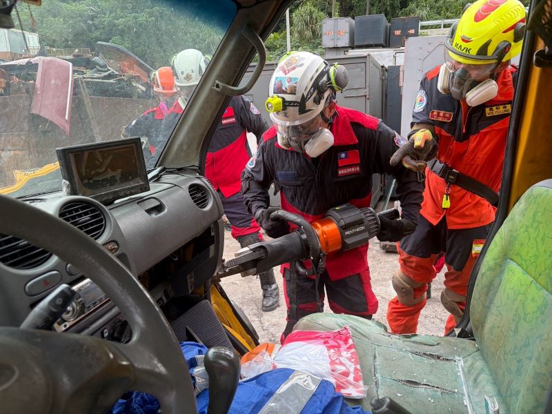 車禍救援分秒必爭 新北消實戰操演提升戰力 40 《圖說》車禍救援基礎班警消、義消學員共同參訓,培養救援默契。〈消防局提供〉