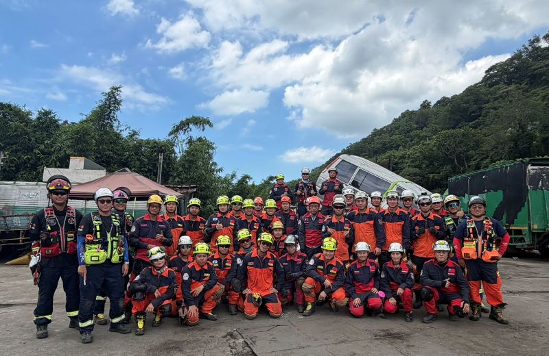 車禍救援分秒必爭 新北消實戰操演提升戰力 42 《圖說》結訓警義消學員與授課教官合影。〈消防局提供〉