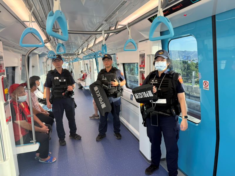 三鶯線全時段試營運 新北警啟動沿線安全防護網 22 《圖說》捷運警察隊三鶯分隊員警於車廂內巡邏。〈市警局提供〉