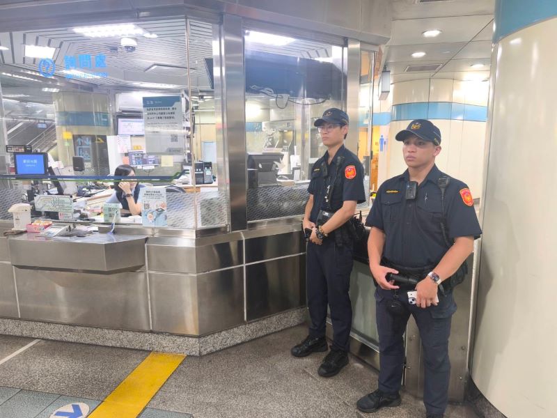 三鶯線全時段試營運 新北警啟動沿線安全防護網 23 《圖說》警察局於轄內各捷運站加強巡邏守望。〈市警局提供〉