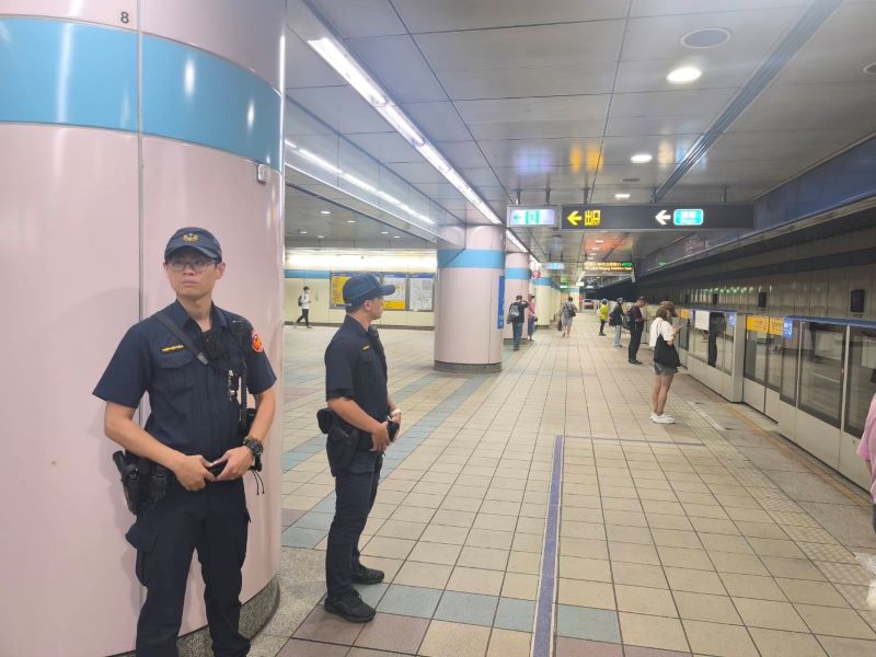 三鶯線全時段試營運 新北警啟動沿線安全防護網 24 《圖說》新北警從站體、出入口到周邊重要節點,織起沿線治安防護網,讓民眾搭乘更安心。〈市警局提供〉
