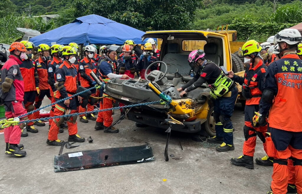新北消防局車禍救援訓練 精進車禍救援專業能力 43 S 437747726