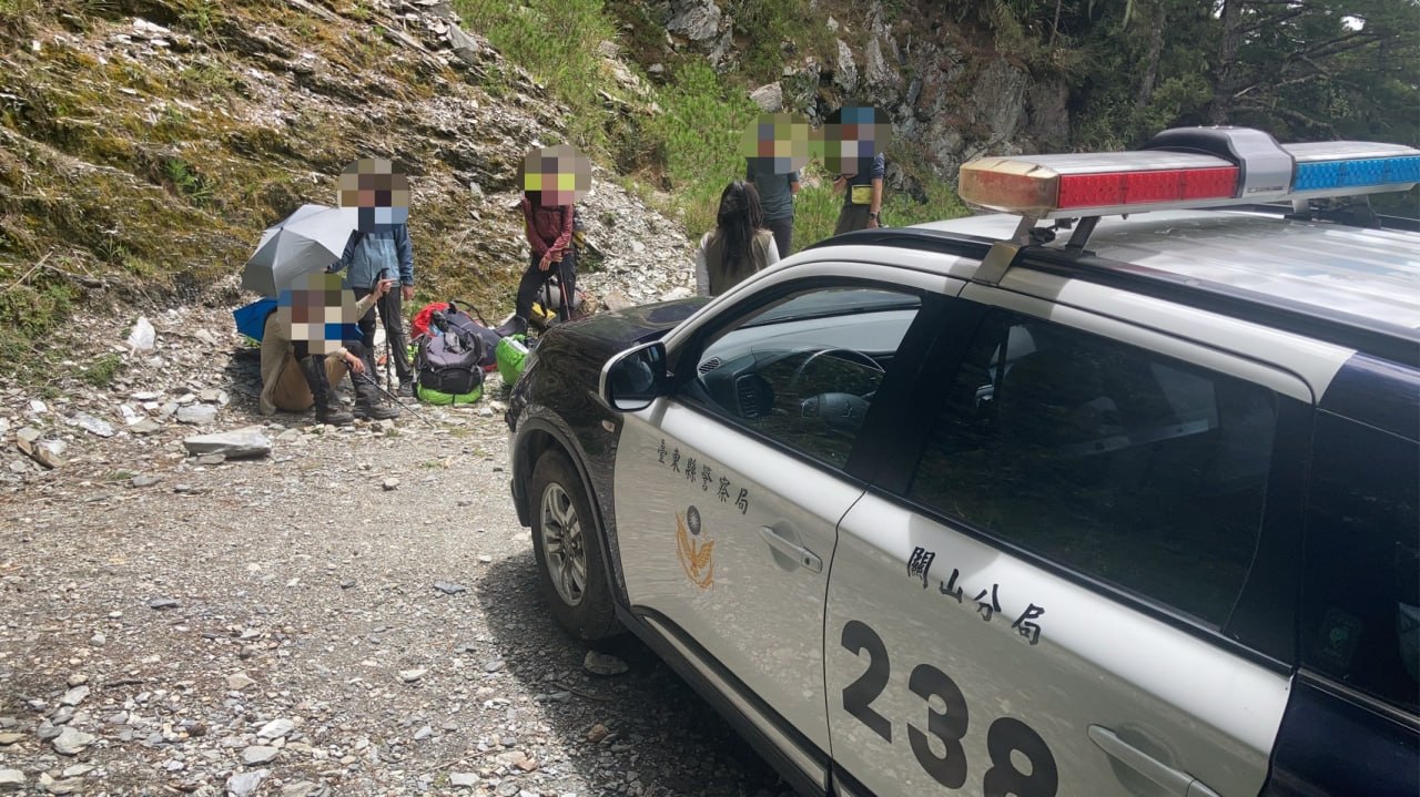 研究團隊成員不慎滑落邊坡 關山警即刻馳援護送就醫
