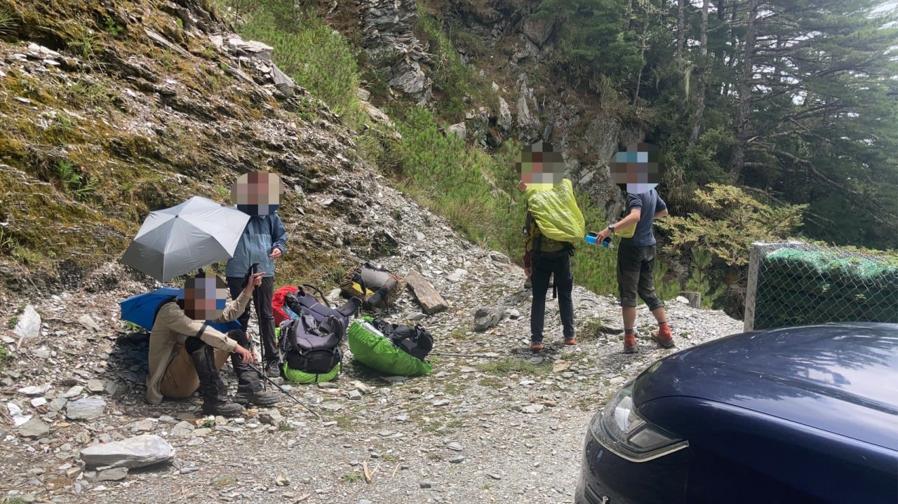 研究團隊成員不慎滑落邊坡 關山警即刻馳援護送就醫