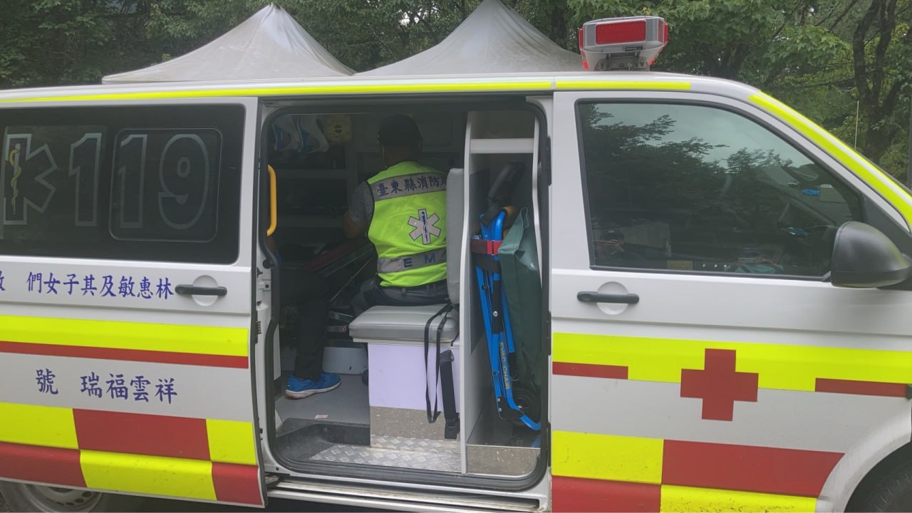 研究團隊成員不慎滑落邊坡 關山警即刻馳援護送就醫
