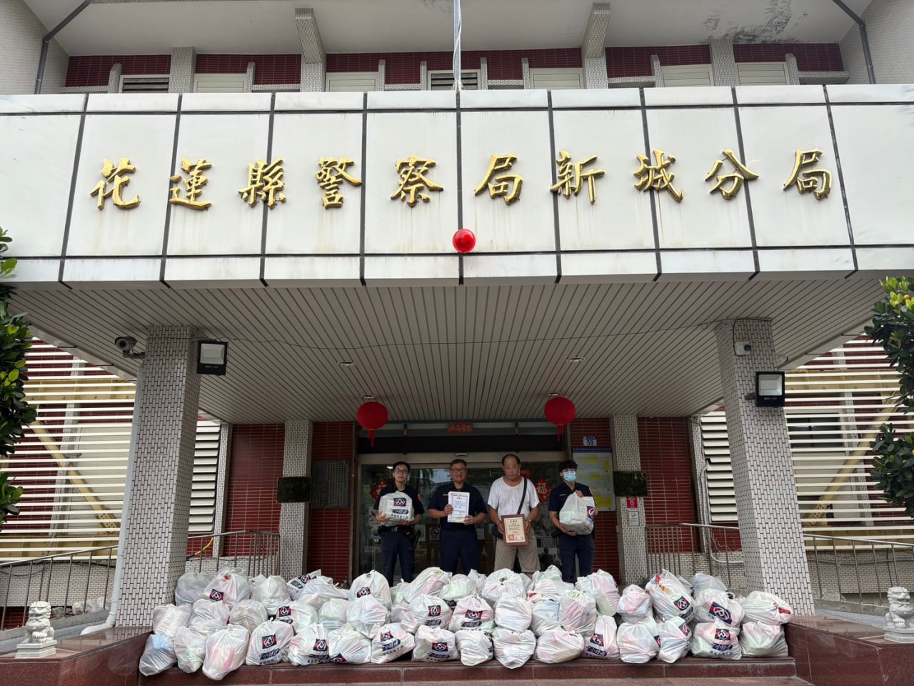 彰化中央聖道院愛心捐贈 花蓮新城警協助轉介物資暖人心