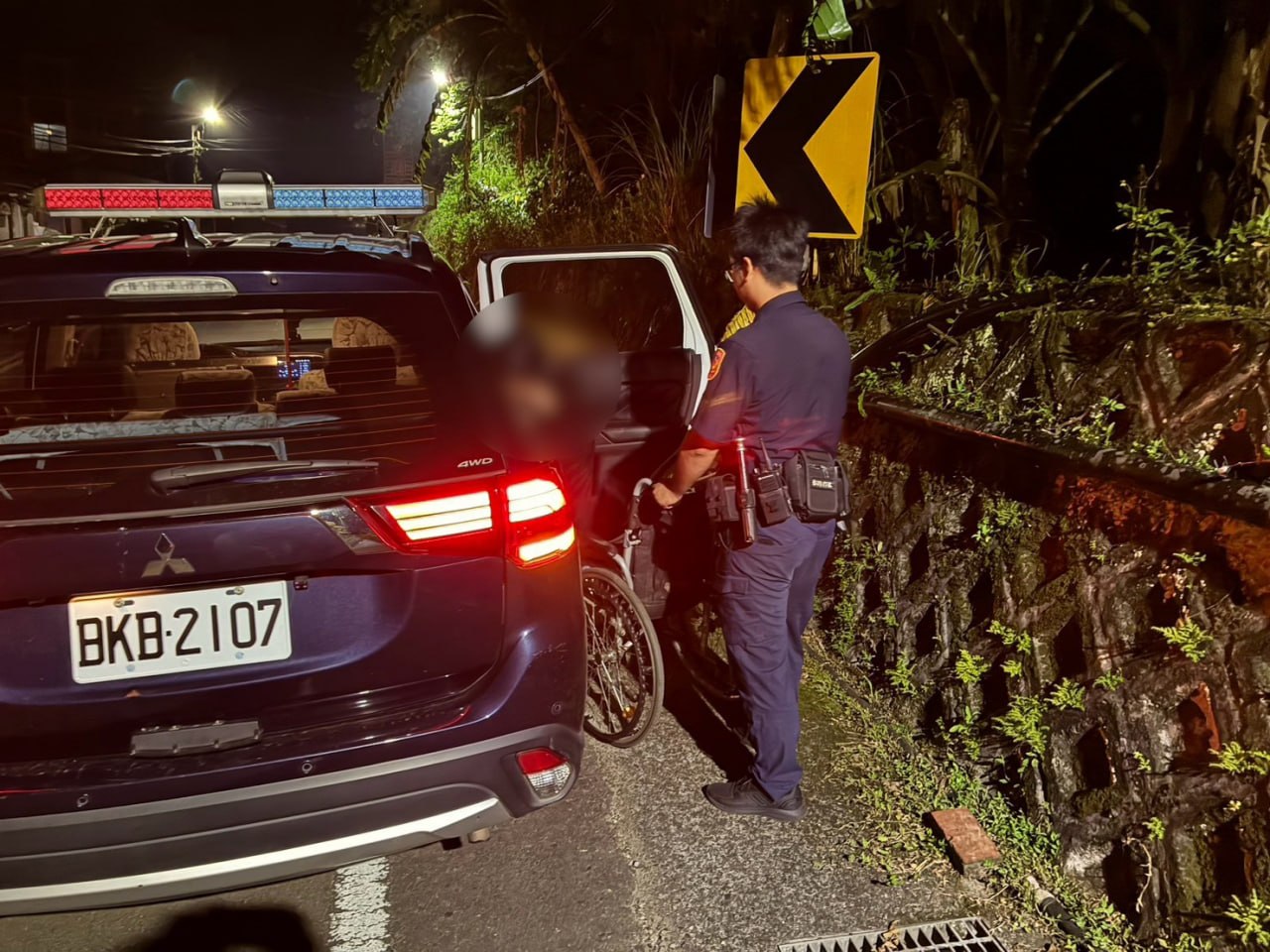 女子夜間獨推輪椅徒步 南庄警護送返家