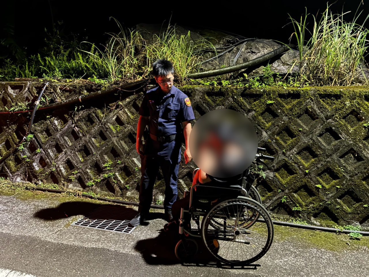 女子夜間獨推輪椅徒步 南庄警護送返家