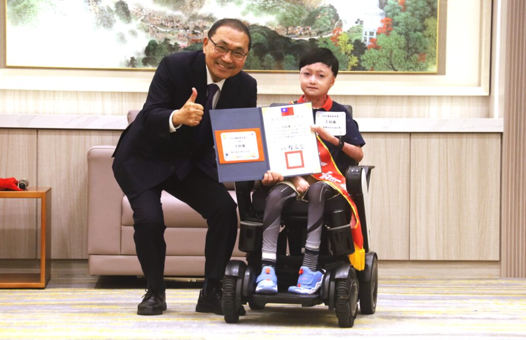 侯友宜表揚新北三名總統教育獎、九名奮發向上獎學子 讚許逆境中展現堅毅力量的鬥士 50 0818002