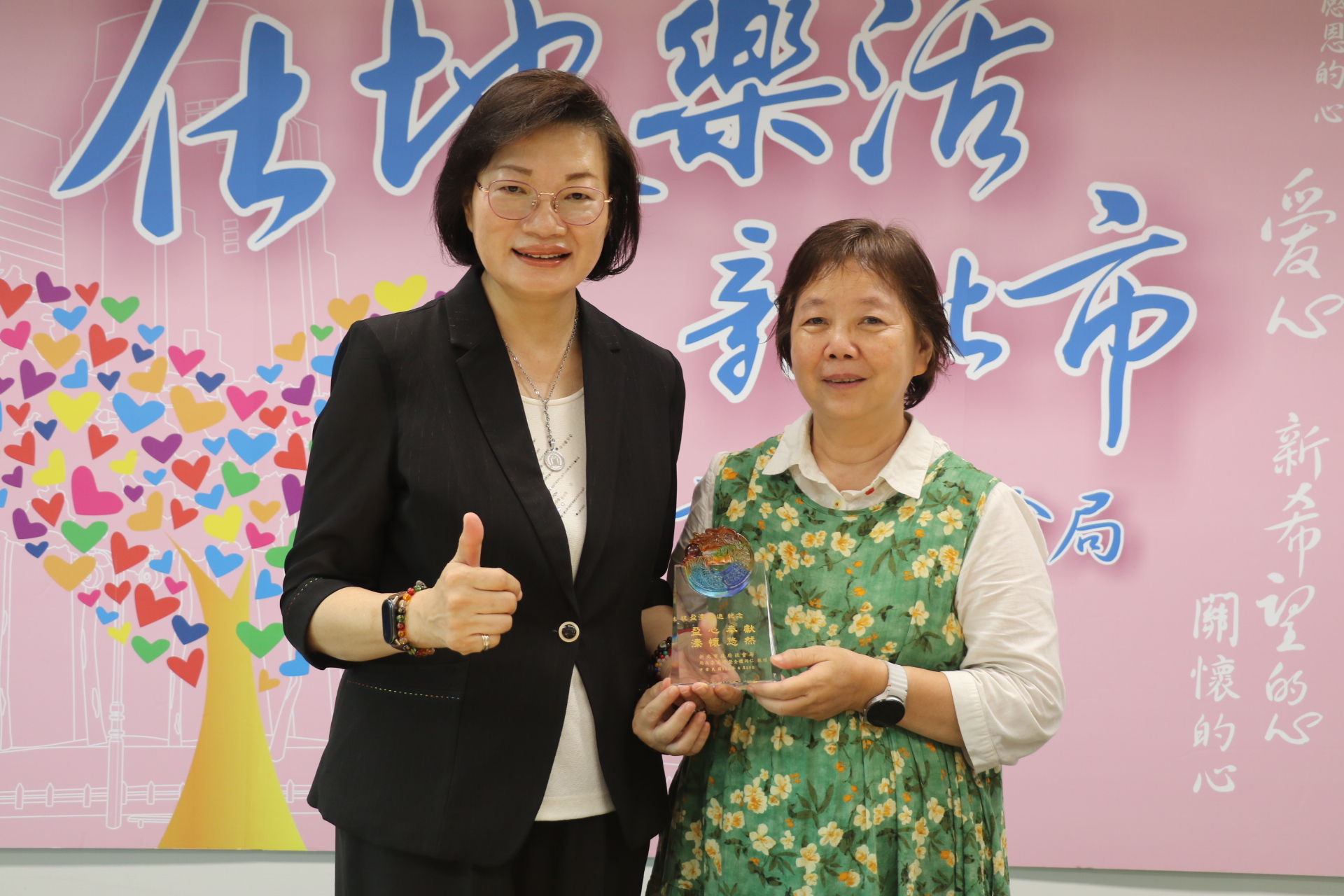 46年只做好一件事 許盈溱堅守收發崗位從人工登記到電腦掃描 李美珍局長贈「盈心奉獻、溱懷悠然」祝福