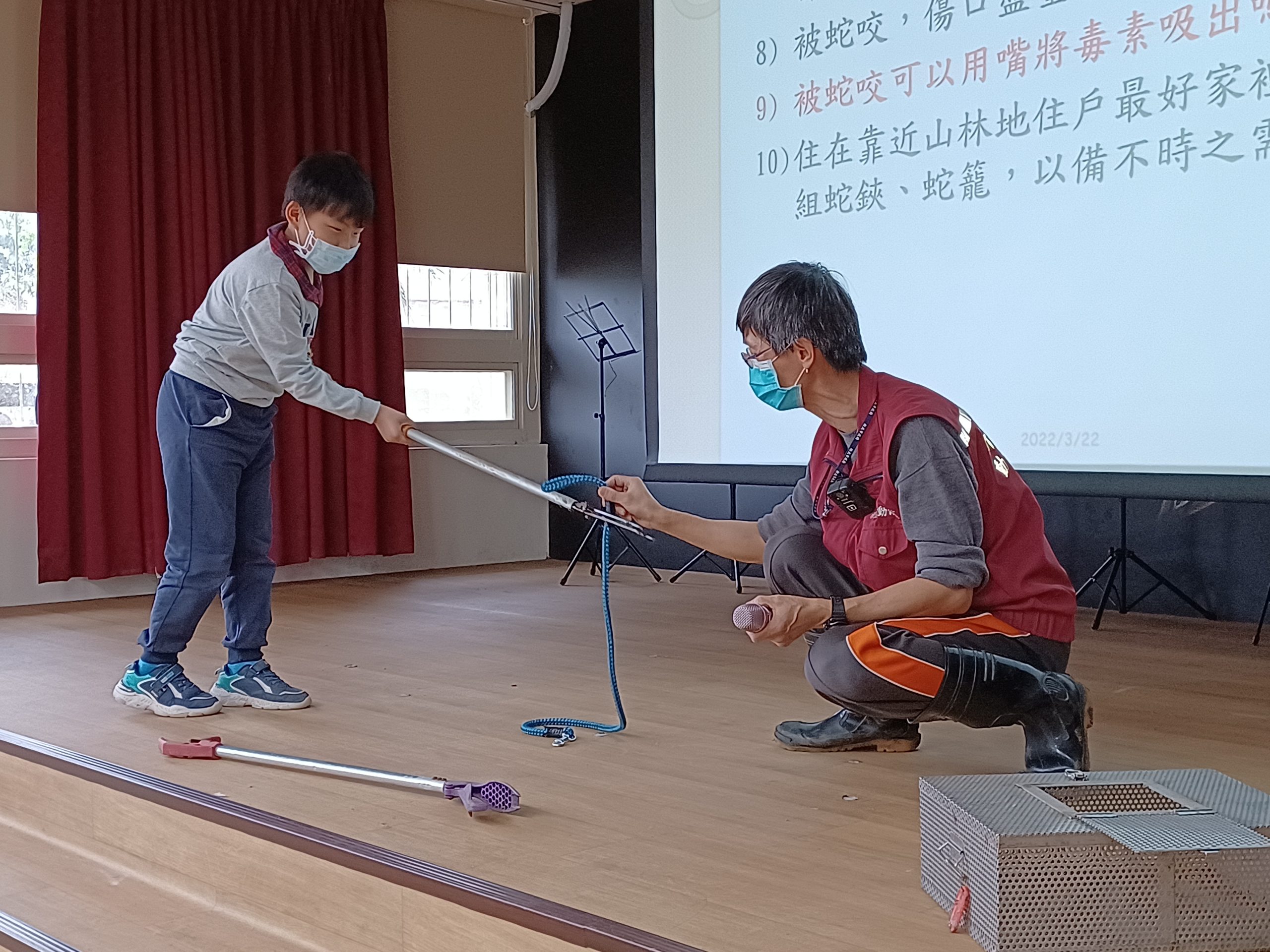 校園廁所蛇出沒,新北動保處即刻解圍~