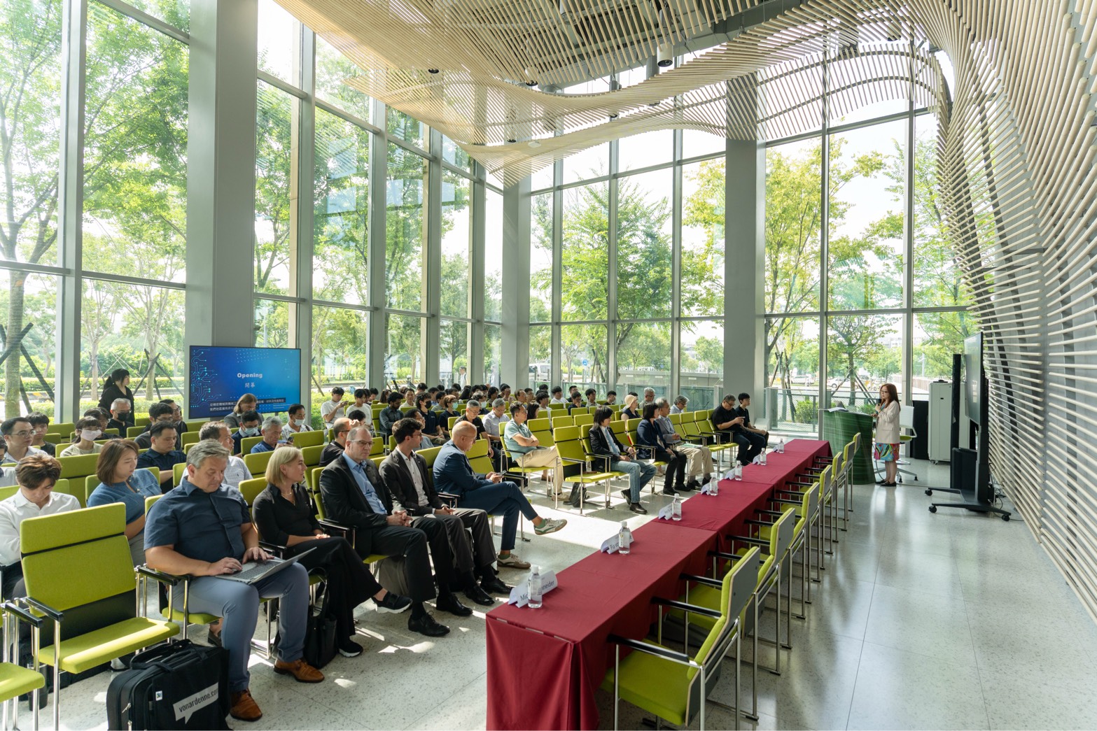 中市經發局攜在地企業接軌德國科研量能 先進光學半導體論壇深化產學交流