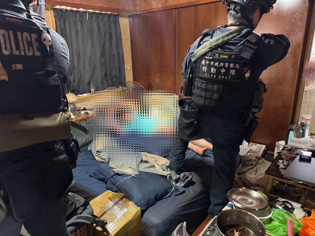 ▲圖說:中警專案小組荷槍實彈攻破「YD支付」跨境洗錢水房,當場拘捕徐姓為首等11名涉案犯嫌 (圖/台中市政府 提供)