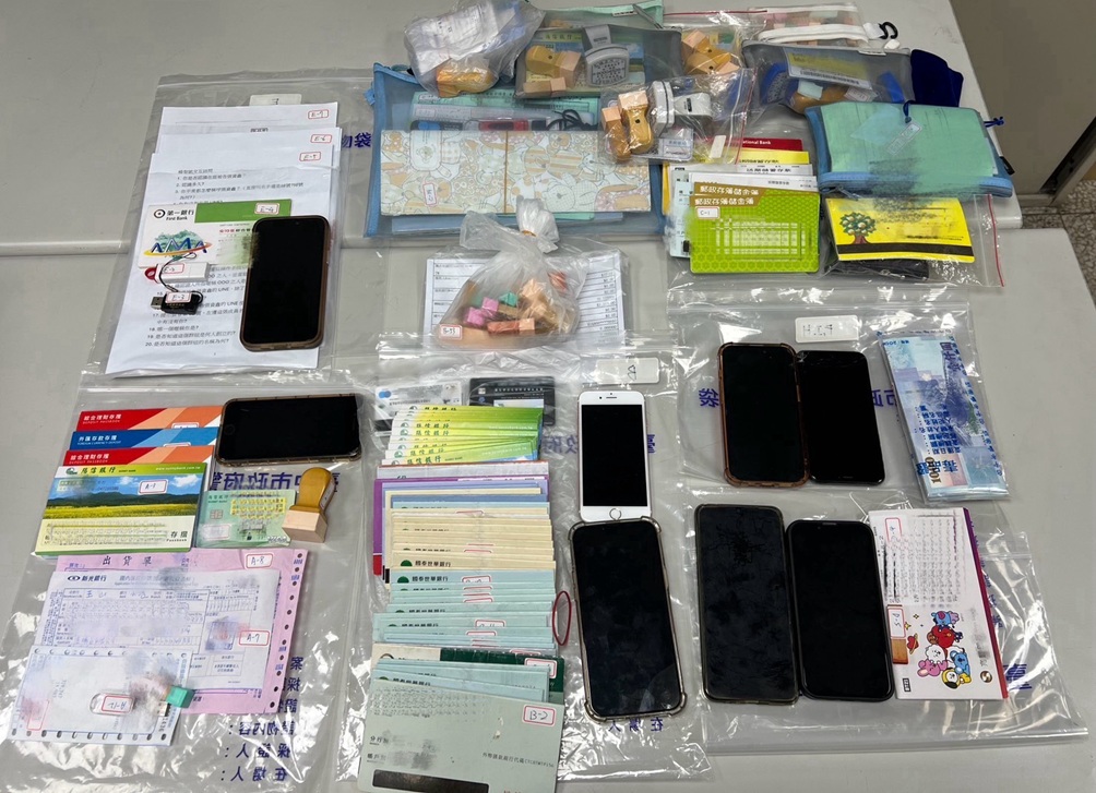 ▲圖說:警方於現場查扣涉案金融帳戶30餘本、水房教戰手冊、假貨單與假發票、電腦、手機、監視器及現金64萬餘元等贓證物 (圖/台中市政府 提供)