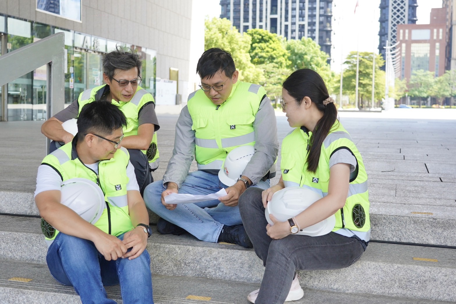 戶外勤務降溫有新招！中市建設局首次導入「空調服」助第一線同仁防暑降溫
