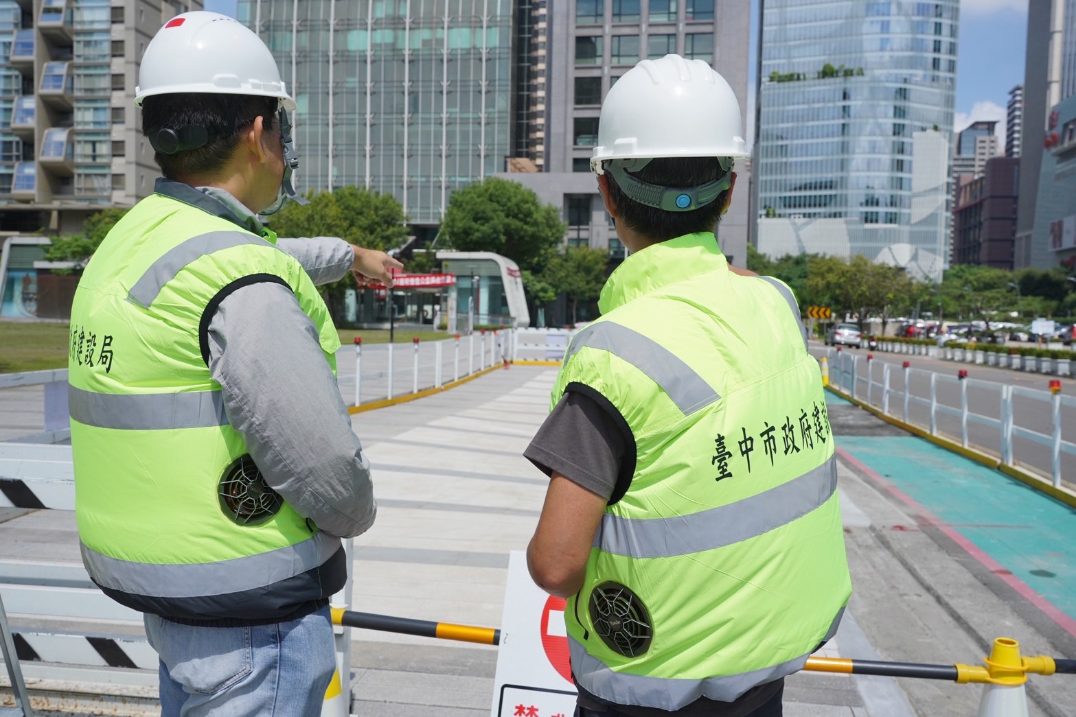 戶外勤務降溫有新招！中市建設局首次導入「空調服」助第一線同仁防暑降溫