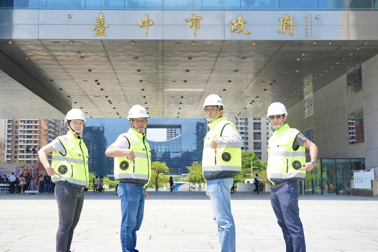 戶外勤務降溫有新招！中市建設局首次導入「空調服」助第一線同仁防暑降溫