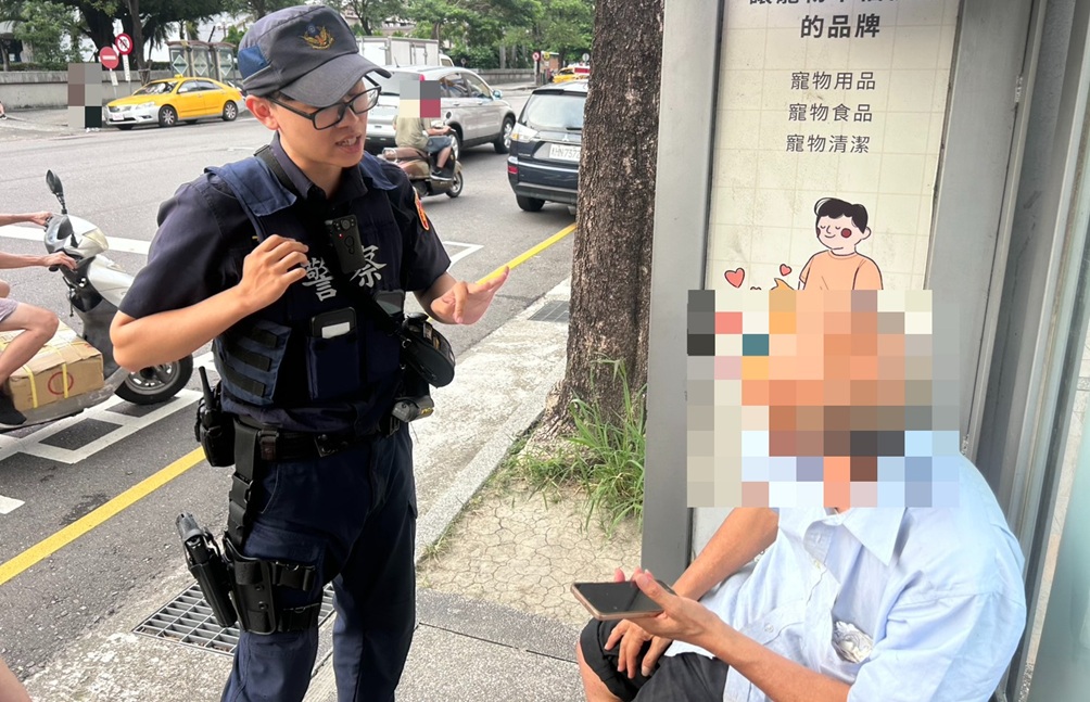 ▲圖說：徐姓老翁向路人求助操作手機，輸入個人帳號密碼進行黃金投資，路人察覺有異報警協助             （圖／台中市政府  提供）