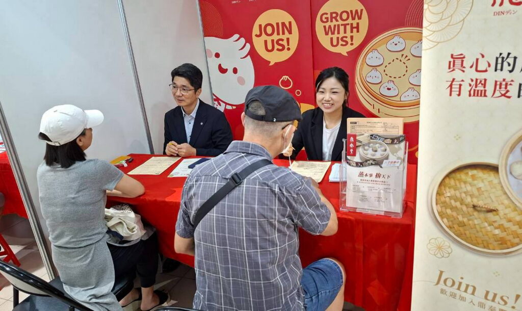 三重就博會提供2000職缺 許多中高齡求職者到場 初媒合率破52% 43 %E7%8F%BE%E5%A0%B4%E9%9D%A2%E8%A9%A6