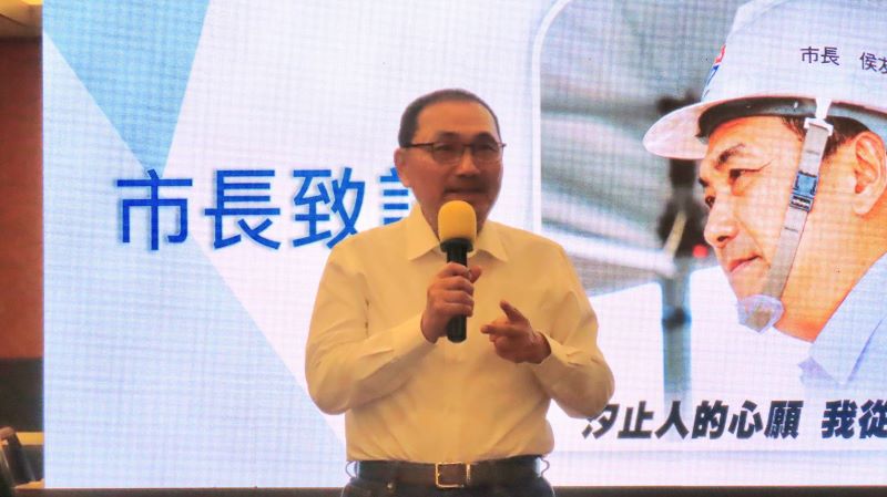 汐止行動治理打造樂活宜居 侯:三大核心推動新蛻變 26 《圖說》侯友宜市長於里政交流傾聽里長建言,期盼以「交通串聯、產業升級、樂活宜居」三大核心,推動汐止城市蛻變。〈民政局提供〉