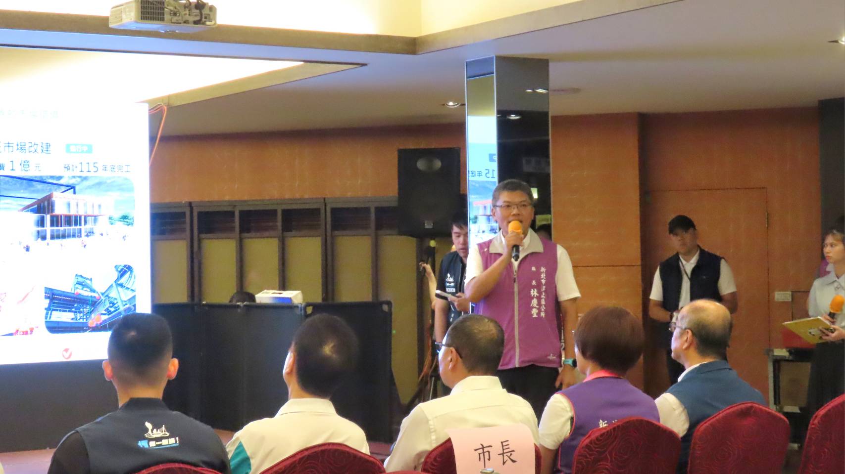 汐止行動治理打造樂活宜居 侯:三大核心推動新蛻變 30 《圖說》里政交流中,汐止區長林慶豐針對八年來的建設成果進行簡報。〈民政局提供〉
