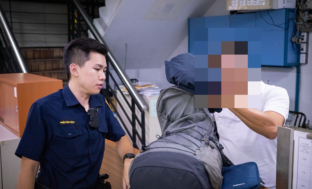 ▲圖說：王姓司機載客時，順手將自己背包放在路邊機車上。員警迅速尋回運將忘記在機車上的背包             （圖／台中市政府  提供）