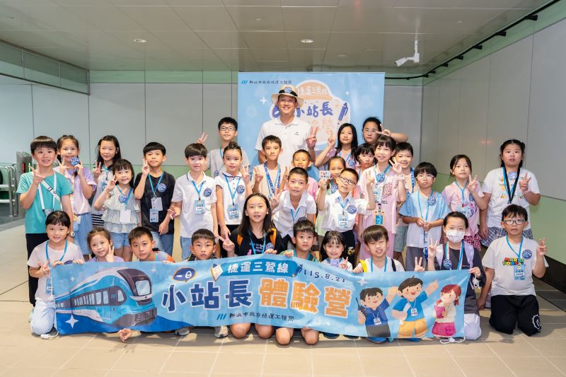 《圖說》新北捷運局主秘涂貫迪與小站長合影。〈捷運局提供〉