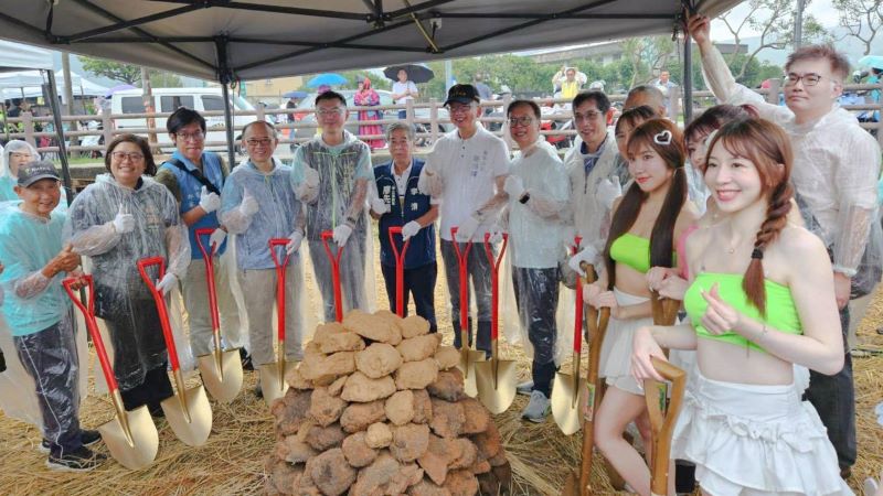 千人齊聚體驗甘藷香 「樂在金山.非我莫藷」開窯! 70 《圖說》邀請現場貴賓參與開封窯儀式。〈農業局提供〉