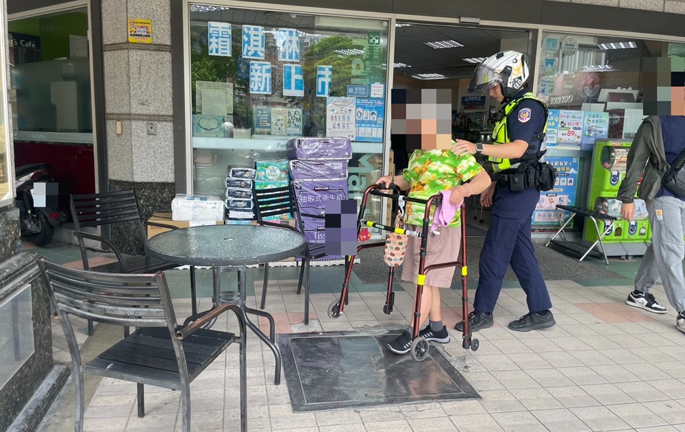 ▲圖說:員警在一家便利商店前發現推著助行器的老婦人,比對身分後確認為通報協尋的陳姓婦人 (圖/台中市政府 提供)