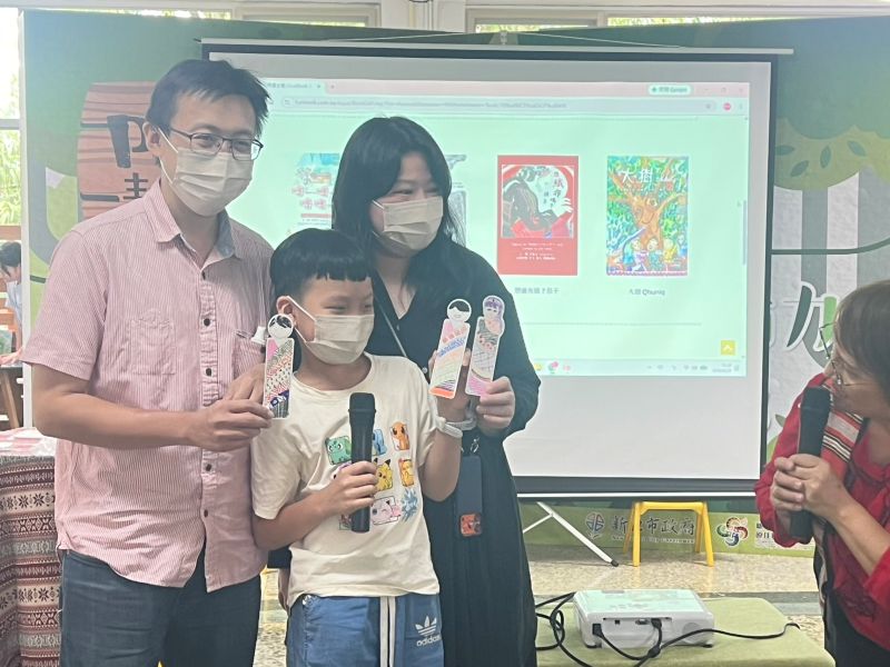 《圖說》小朋友展示親手完成的泰雅圖騰書籤，在創作中留下難忘的文化體驗。〈原民局提供〉