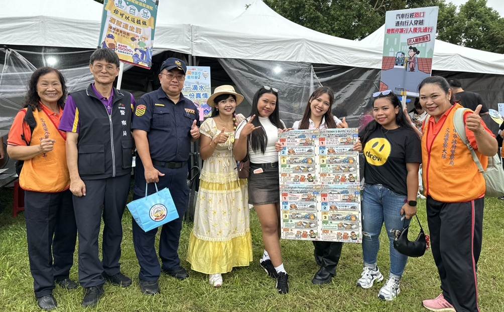 ▲圖說：現場許多外籍移工主動排隊參與警方宣導活動，學習「反詐」、「反毒」及交通安全知識            （圖／台中市政府 提供）