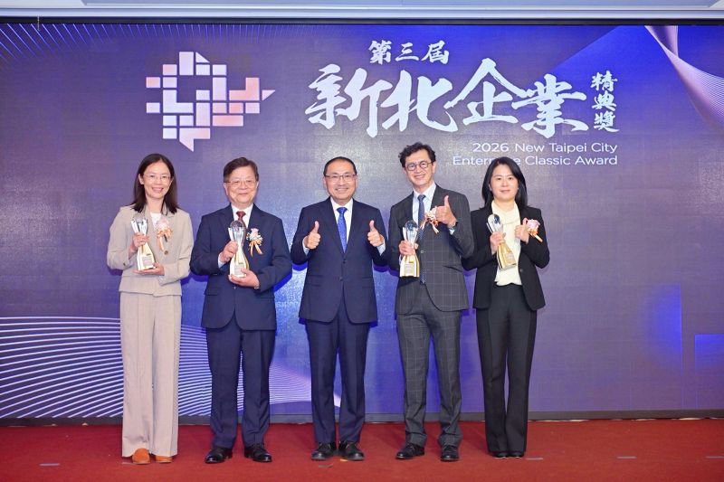 《圖說》侯友宜市長與4家經典非凡企業得主合影，分享獲獎喜悅。〈經發局提供〉