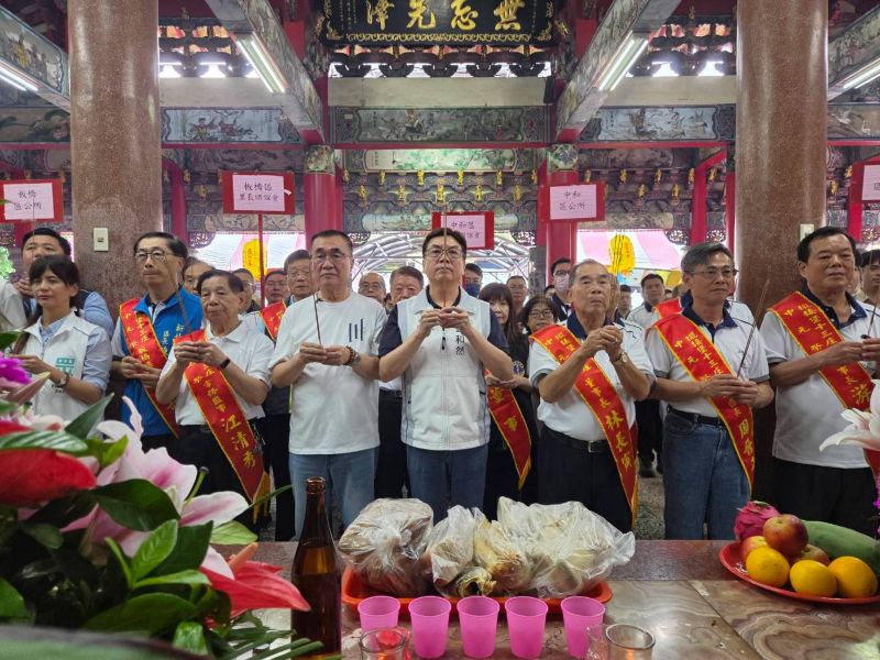 大墓公中元祭典傳承百年 劉和然參拜祈福盼新北平安順遂 10 《圖說》副市長劉和然親自出席土城區義塚大墓公中元祭典,並祈求新北風調雨順、市民平安健康、社會安定,城市持續進步。〈民政局提供〉