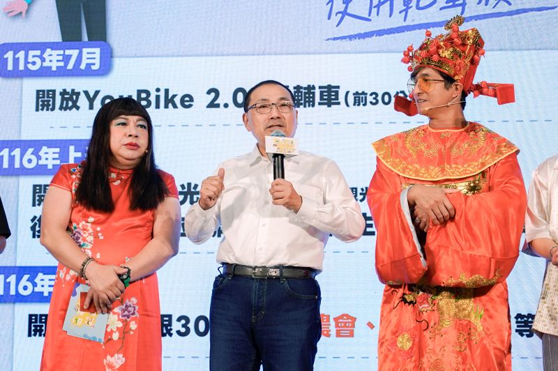 《圖說》侯友宜市長表示，要讓新北市成為長輩的樂園。左為藝人董至成，右為藝人王少偉。〈社會局提供〉