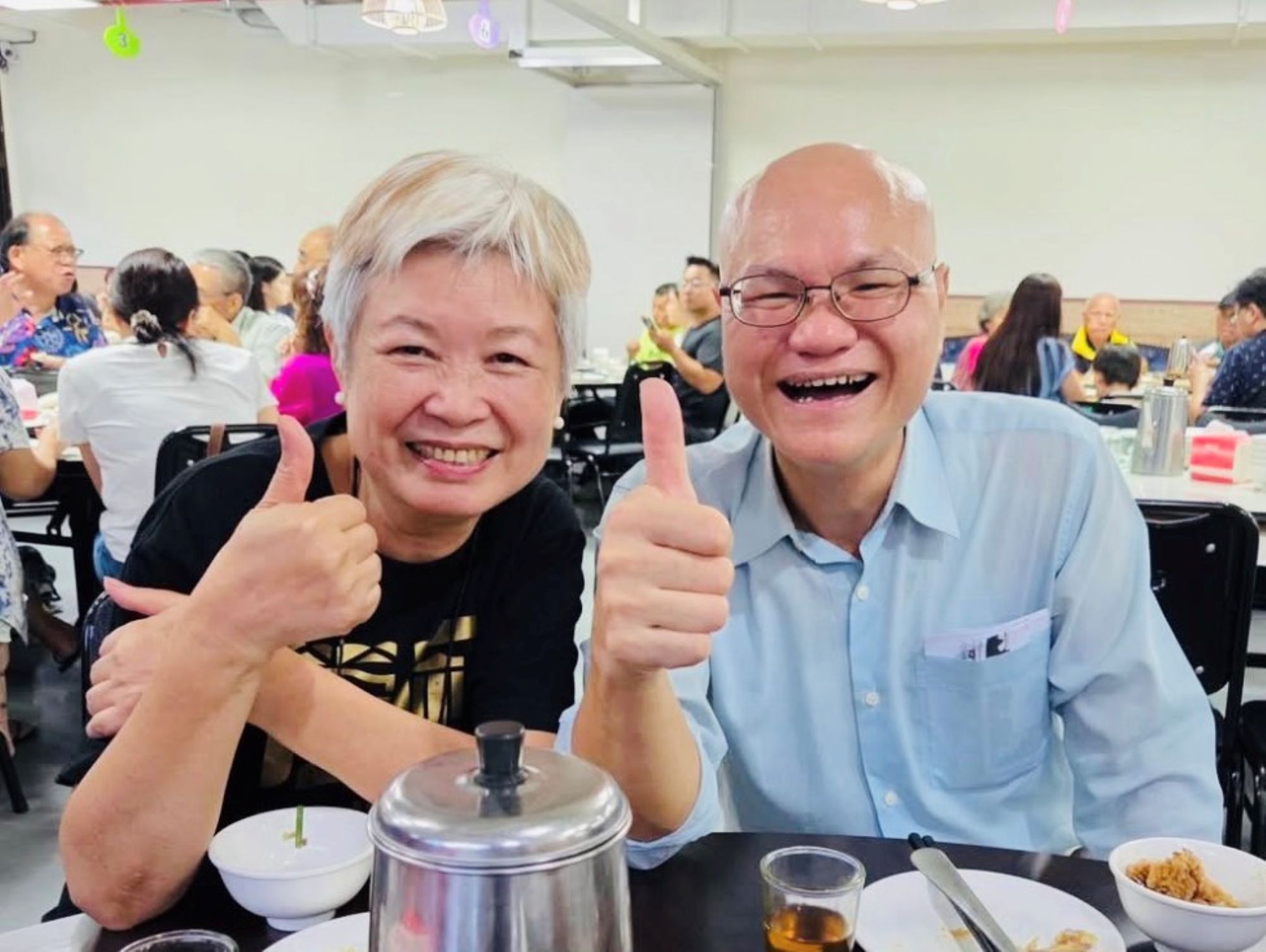 鍾昇華理事長與製作人葉大師於康慈客家慈善音樂會合影。（圖／康慈基金會提供）
