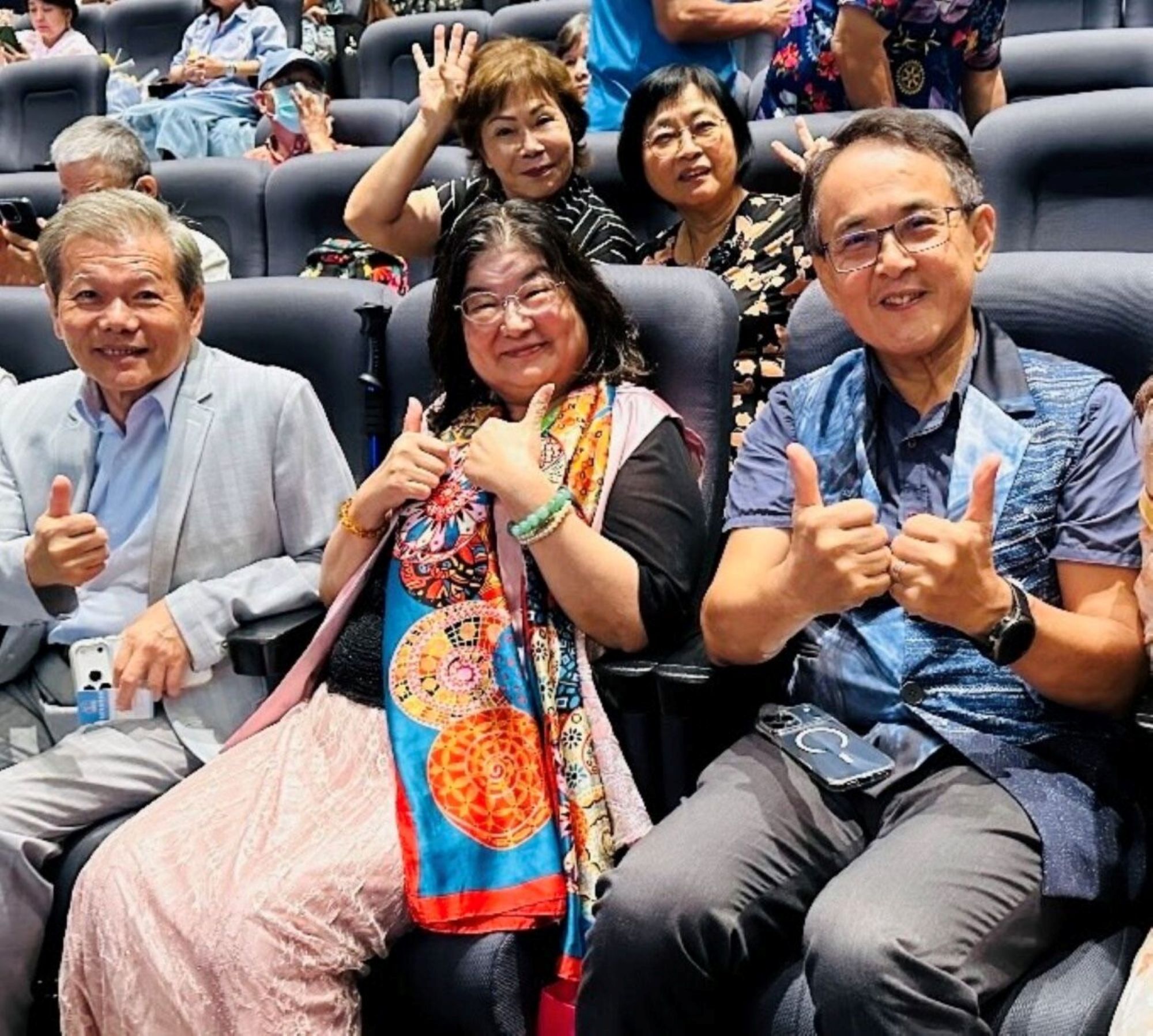 （左起）國寶級客家戲曲大師鄭榮興、康慈基金會董事長吳秀娥、臺北市政府客家事務委員會主任委員吳文德。（圖／康慈基金會提供）