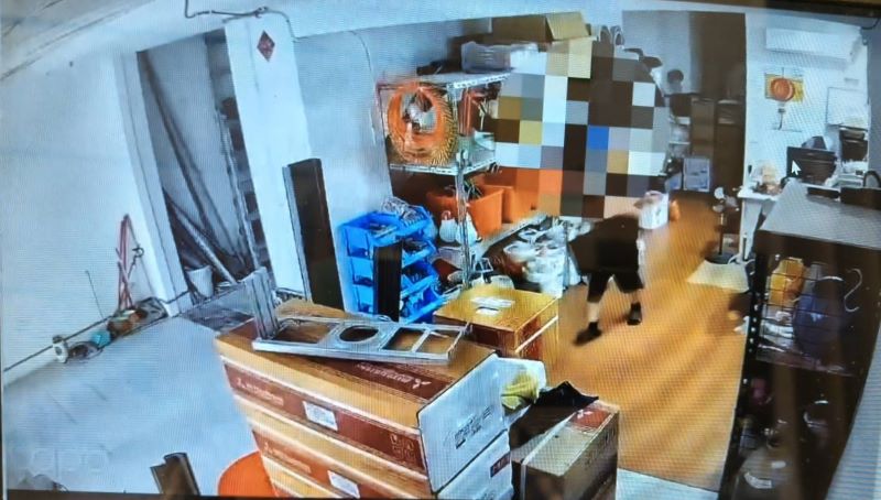 愛心捐款也不放過! 47歲男「順手牽羊」12起竊案送辦 19 《圖說》蘇男以「順手牽羊」方式竊取財物,遭竊物品包括愛心捐款箱、錢包等。〈永和分局提供〉