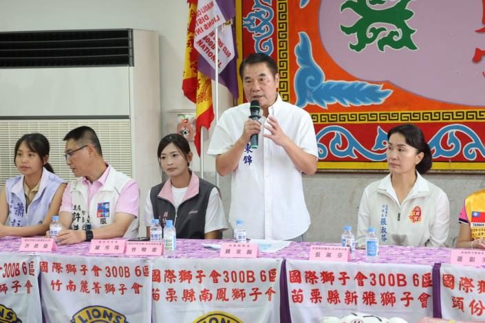 縣長感謝新雅獅子會與永貞宮合捐白米物資幫助弱勢